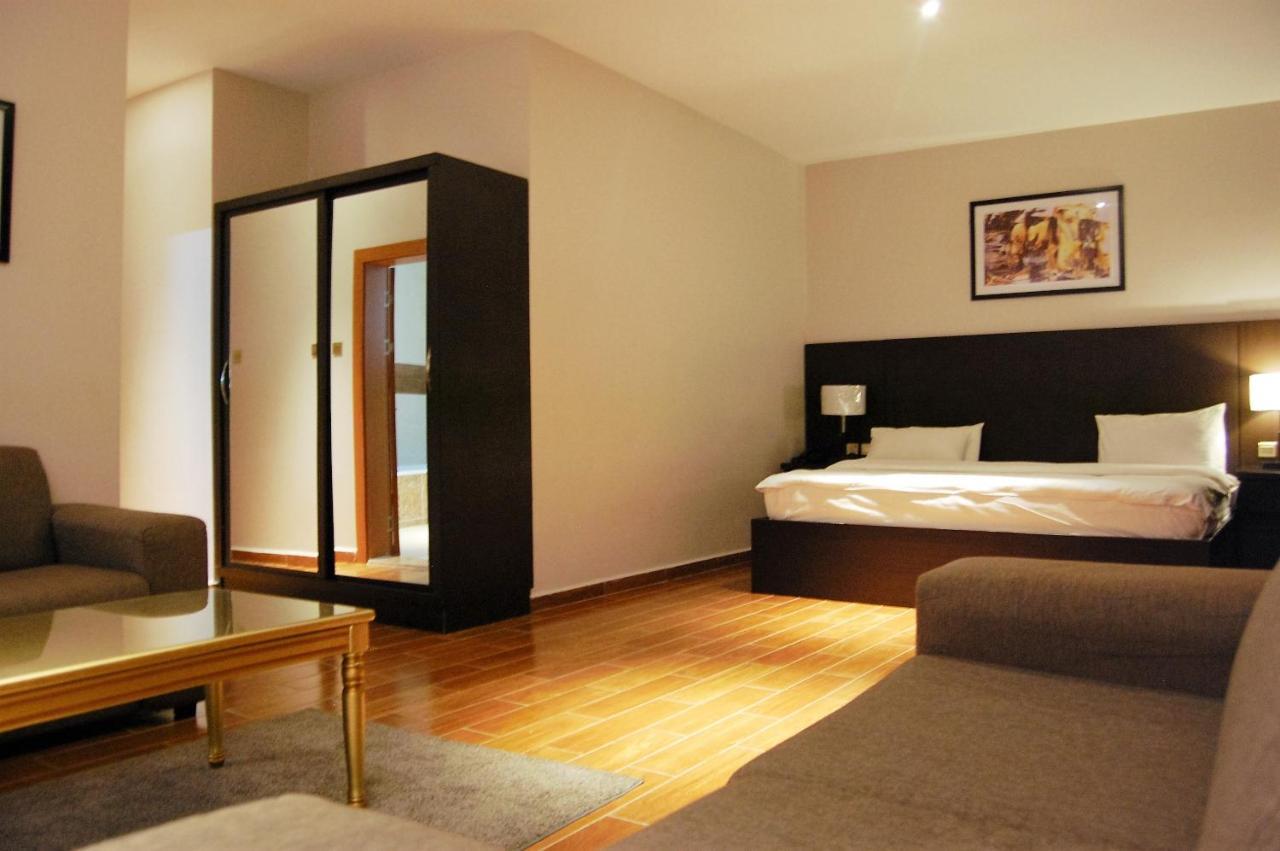 R & K Guest Palace 호텔 카노 외부 사진
