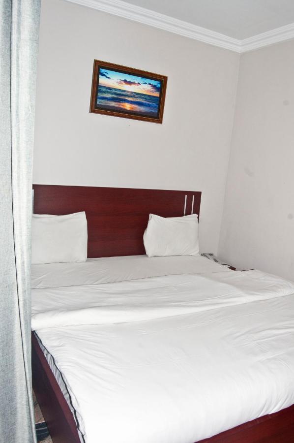 R & K Guest Palace 호텔 카노 외부 사진